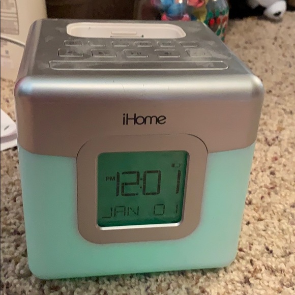 Color changing IHome - Picture 6 of 8